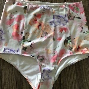 ✖️SOLD✖️ #kortnijeane Hi-waist Bottoms.